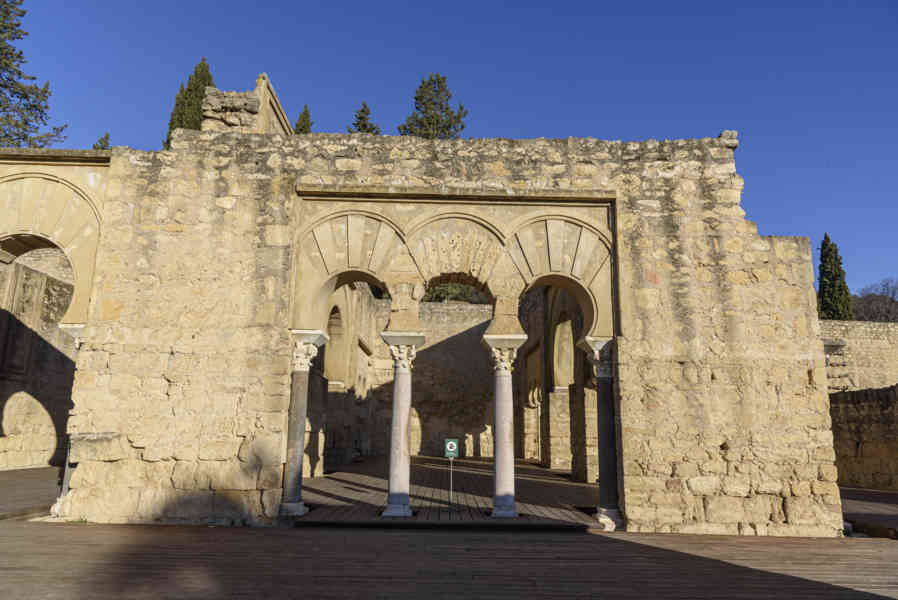 Córdoba - conjunto arqueológico Madinat al-Zahra o ciudad califal de Medina Azahara 04 - Basílica superior.jpg
